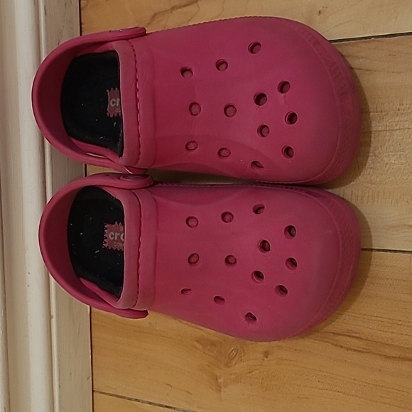 Toddler size 10 pink lined Crocs - Picture 3 of 6